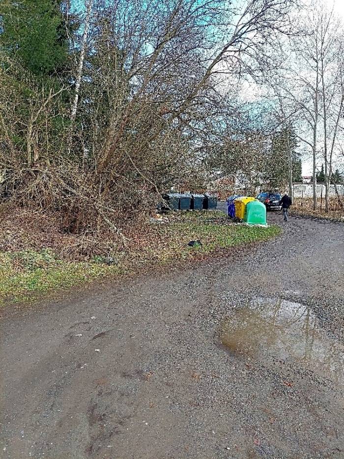 Dobrý den,  nepořádek byl uklizen. Děkujeme za podnět.