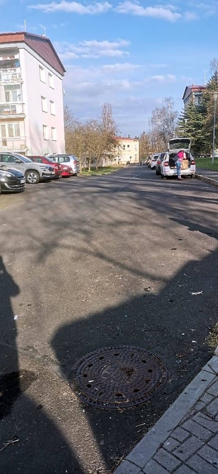 Dobrý den, v místě jsou plánovány výkopové práce na uložení sítí. Po dokončení prací bude provedeno vodorovné dopravní značení. Je neúčelné provádět vodorovné dopravní značení v místech, kde budou probíhat výkopové práce.