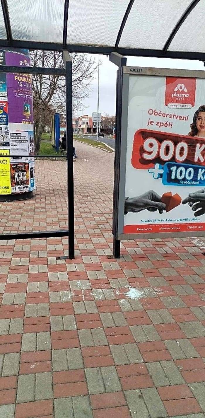 Dobrý den, poškození zastávky bylo nahlášeno jejímu majiteli, tj. spol. eroAWK s.r.o., která zajistí opravu.
Děkujeme za upozornění.
Jana Mladá, OMM