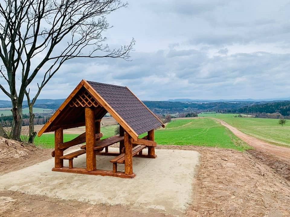 Vážení občané, milí přátelé 
vyšlápněte si do přírody 
Obec zakoupila dva přístřešky, které jsme dnes umístili k turistickým cestám 


Užijte si výhled z Kaštanové aleje na Libňatov nebo z Libňatova na Jestřebí a Stolové hory 


Mějte krásný den!
Jarda Pich, starosta
