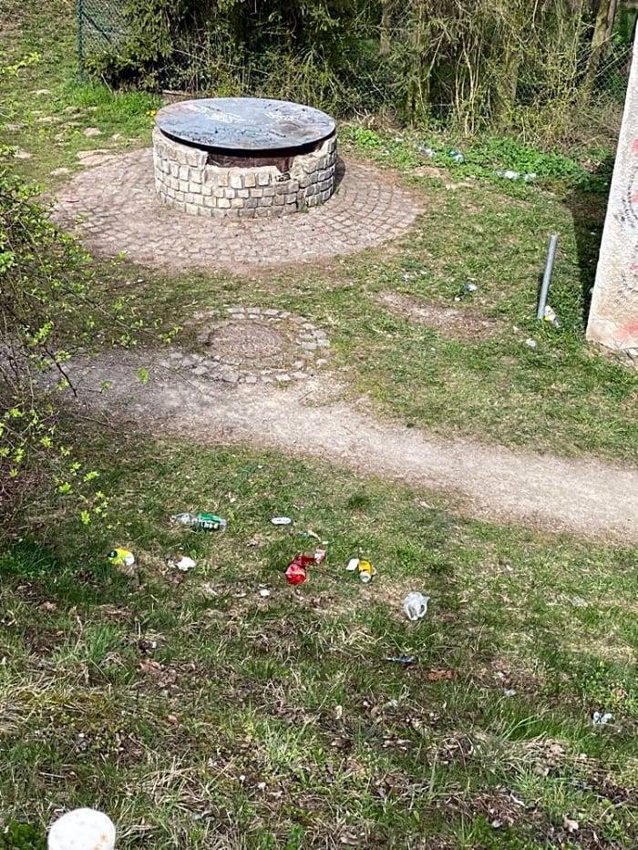 Toto místo se uklízí opakovaně, bohužel skupinka poflakující se omladiny si asi našla tuto zábavu. 
Dnes proběhl úklid, doufejme že alespoň den, dva ... vydží.