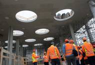 "Světlíky budou pod vypouleným sklem a střecha bude částečně pochozí pro veřejnost. Ještě sem přijde poměrně dost materiálu, na jednu stropní desku připadá 1450 krychlových metrů betonu," říká dozorčí stavby.