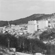 Pohled na novou bytovou výstavbu z roku 1975, jak se tyčí nad zbytkem Adamova.