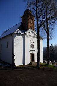 Nedaleko muzea stojí kostel svatého Václava, který je jednou z nepůsobivějších sakrálních staveb západních Krkonoš.