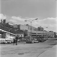Další snímek z roku 1975, na kterém je nová bytová výstava a v pozadí hotel Adast.