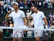 Vystoupení domácí legendy Andyho Murrayho na jeho posledním Wimbledonu ve čtyřhře s bratrem Jamiem mělo krátké trvání. V prvním kole britské tenisty vyřadili Australané Rinky Hijikata a John Peers po dvousetové výhře 7:6 a 6:4.