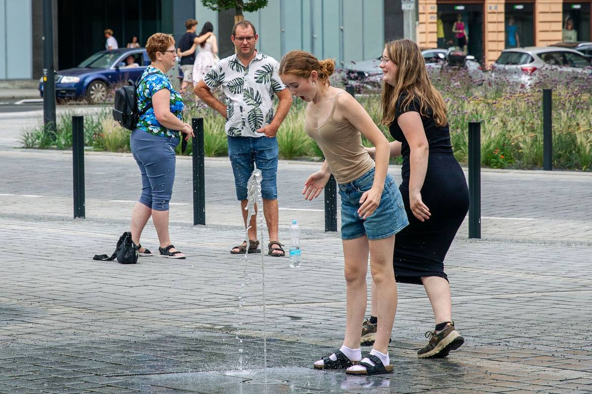 Blíží se konec července a Praha má za sebou další tropickou noc. Je zataženo, i přesto teploty v centru města opět stoupají nad 25 stupňů.