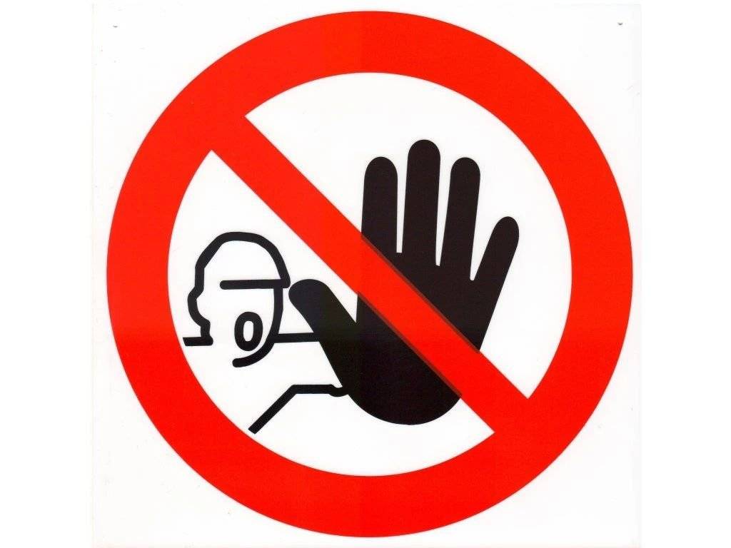 V pondělí 30.9.2024 mezi 8:00 a 12:00 dojde k demontáži uvolněného kříže z věže klášterního kostela. K tomuto účelu bude na místě v ulici Dobrovského ustaven nadrozměrný jeřáb. Po sejmutí kříže a zakrytí špičky věže proti zatékání bude moci být uzavírka ulic zrušena. 
Žádáme důrazně veřejnost, aby stále respektovala uzavírku prostoru pro pěší i vozidla. Z kontroly provedené odbornou firmou je zřejmé, že je ukotvení kříže do konstrukce věže je poškozené a nebezpečí pádu není zanedbatelné!