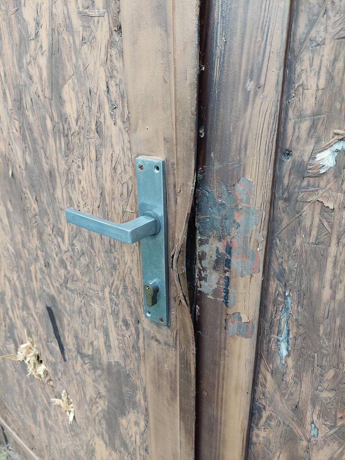 Dnes odpoledne bylo zjištěno, že se někdo pokoušel dostat hrubou silou do „šenku“ na hasičském hřišti v Kojatíně. To se nepovedlo. Pouze jsou poškozeny vstupní dveře. Věc byla oznámena policii, která zvýší frekvenci průjezdů obcí. Občané, dbejte zvýšené ostražitosti.