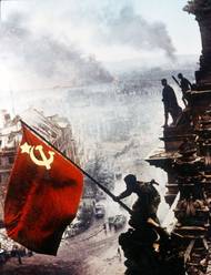 Během bojů o Říšský sněm vznikla tato ikonická fotka vztyčování sovětské vlajky na jednom z křídel budovy. Fotila se několikrát. Vlajku totiž držel voják, který měl na ruce několikery hodinky, které nakradl při rabování. To na sovětskou armádu nevrhalo pěkné světlo.