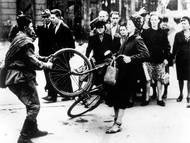 Podle některých odhadů mohla být ruskými vojáky znásilněno na 100 tisíc žen.