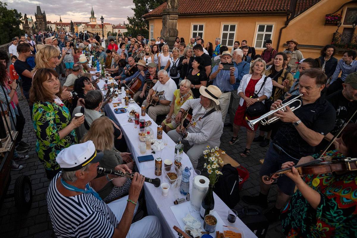 Prestižní fotožurnalistická soutěž Czech Press Photo zná letošní nominace. Podle očekávání se většina nominovaných autorů věnuje největší letošní události - tedy koronavirové epidemii. Přehled nominovaných začínáme kategorií Aktualita. Jedním z nominovaných je Jaroslav Novák (TASR) se snímkem Loučení s koronou. Dále v galerii najdete přehled všech nominací.