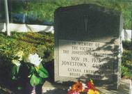 Památník obětem masakru ve městě Oakland v Kalifornii. Právě v Kalifornii, v oblasti Redwood Valley, Jonesova sekta jednu dobu také sídlila.