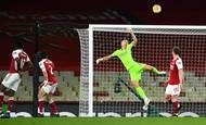 Bernd Leno v akci ve čtvrtfinále EL Arsenal - Slavia