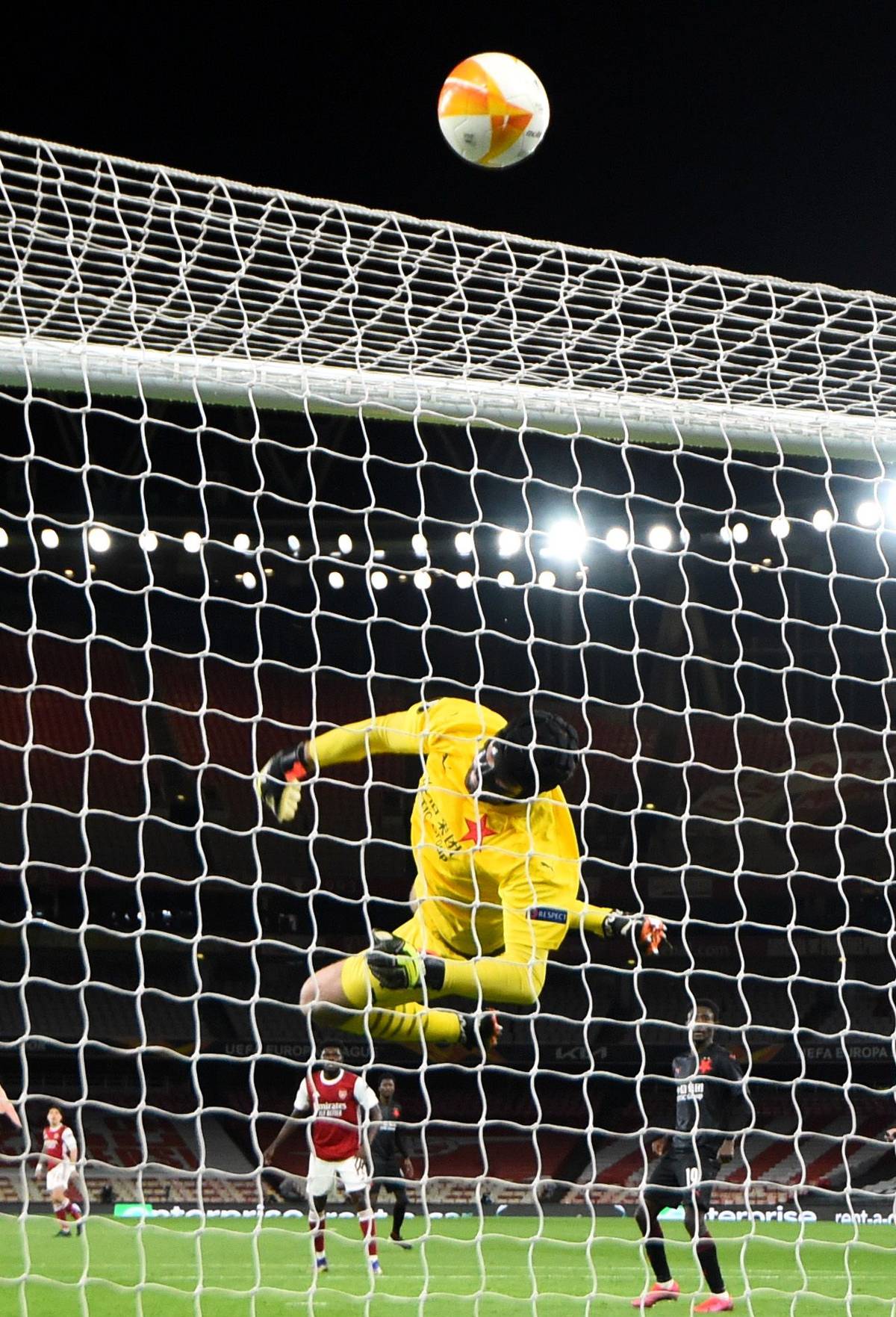 Fotbalisté Slavie udělali pro úspěch v prvním čtvrtfinále Evropské ligy všechno. Ondřej Kolář, jenž po děsivém zranění z Glasgowa chytal v masce, ve čtvrtek v Londýně létal vzduchem jako Plánička.