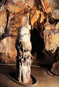 Stalagmit zvaný Mumie v Mladečských jeskyních.