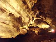 Téměř čtvrtina známých chodeb Chýnovské jeskyně je trvale zatopena vodou.