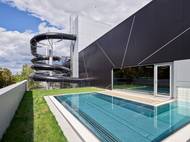 Hala nahradila plavecký bazén z 80. let, který je už pět let zavřený kvůli havarijnímu stavu.