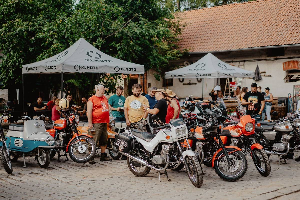 Plný dvůr nadšených majitelů Jaw.