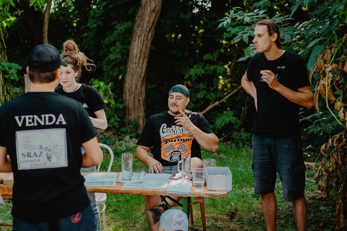 Kenny, pořadatel srazů promítání filmů na mlýně.