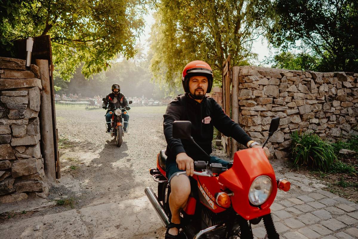 Jawy 350 a za nimi modrý dým.