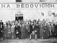 Se svým pracovníkem Toníkem a s pacienty v Bědovicích v roce 1935.