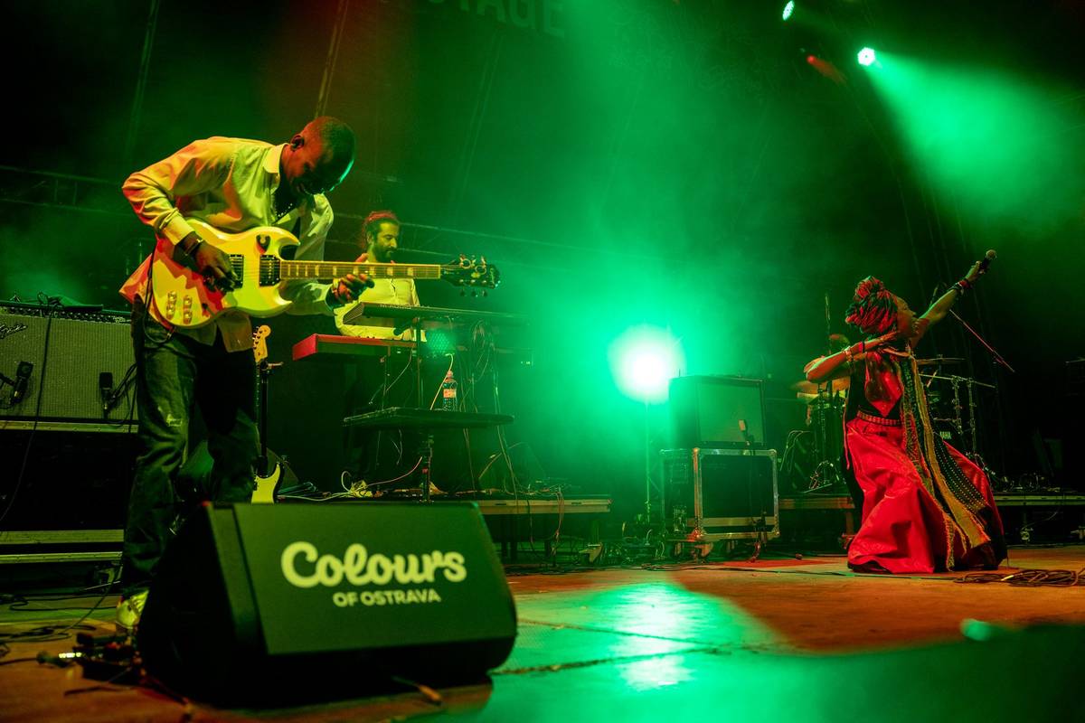 Vlevo je kytarista Yacouba Koné.