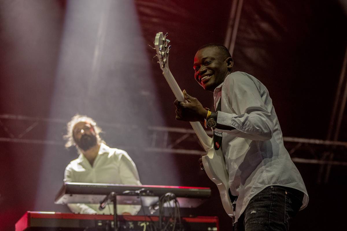 Klávesista Arecio Smith a kytarista Yacouba Koné.