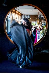 Módní přehlídka Marie Zelené na Střeleckém ostrově v Praze. (Nikon Z9, objektiv 70-200 mm f/2,8. Clona f/2,8, čas 1/60 s, ISO 250).