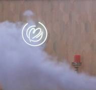 Stěny zdobí růžové tapety a logo bistra, které se občas zahalí do kouřového dýmu.