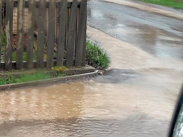 Při přívalových deštích bohužel dochází k zaplavení komunikace Tršnická. Krajská správa a údržba silnic Karlovarského kraje a Město Cheb připravuje rekonstrukci celé Tršnické ulice, kdy součástí této rekonstrukce bude i odvodnění, pak by k takovýmto situacím již nemělo docházet - v současné době se čeká na vhodný dotační titul.