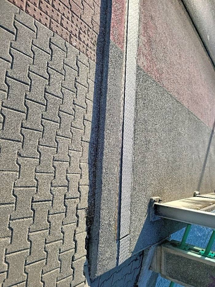 Správce komunikace srovnal dlažbu u mostu Legií.