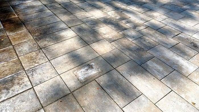 Dobrý den, druhá cedulka byla nově přilepena a opět ukradena, nově již osazena nebude, postačí jedna.