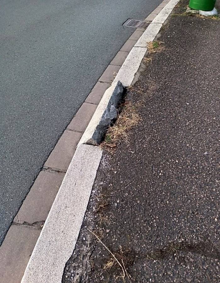 Děkujeme za Váš podnět, obrubník narovnáme.