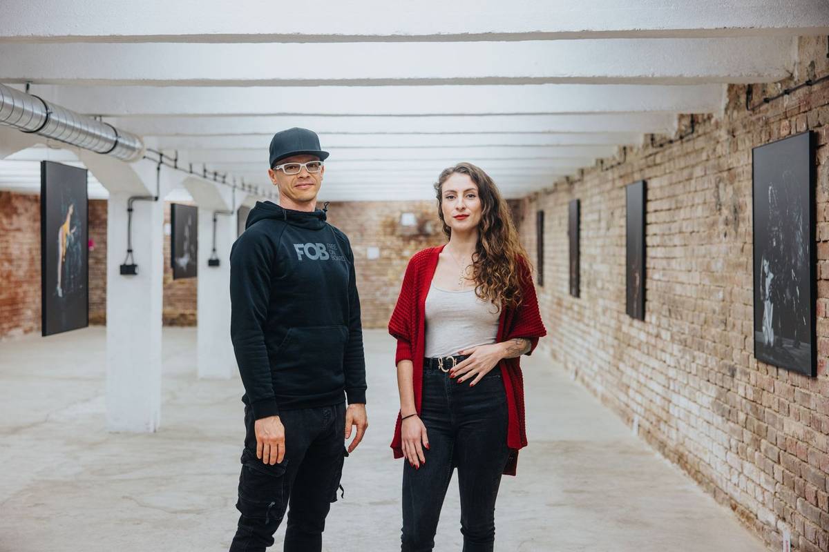 To se podle něj daří, protože se někteří návštěvníci výstavy zajímají o to, kde se konkrétní sochy nacházejí.