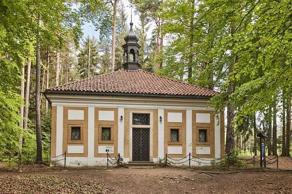 V neděli 17. září se od 17 hodin koná komentovaná prohlídka areálu na téma ZE ŽIVOTA MNICHŮ NA SKALCE, během které bude zpřístupněna také budova Poustevny.
Budeme povídat o historii skaleckých památek, klíčových osobnostech, o době největší slávy, ale také o smutné historii zdejšího poutního areálu. Pohovoříme o tom, jak se františkánům nad městem žilo, co na Skalce vybudovali a jak se starali o své živobytí. Podíváme se také do běžně nepřístupné Poustevny, jejímž hlavním lákadlem je barokní sousoší Pieta od slavného sochaře Jana Brokoffa.
Po prohlídce bude na Skalce od 18:00 následovat rockový koncert Roman Dragoun & His Angels.
Více informací k oběma akcím najdete v ČLÁNKU.