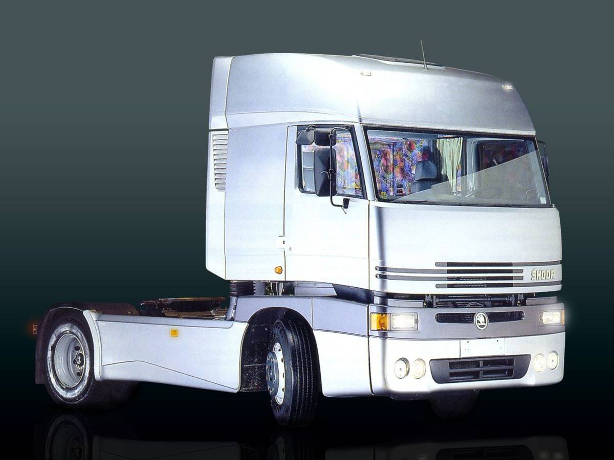 Třínápravový sklápěč dostal mimo jiné motor Renault. Kromě něj Tedom vyrobil třeba i popelářský vůz anebo vojenský speciál.