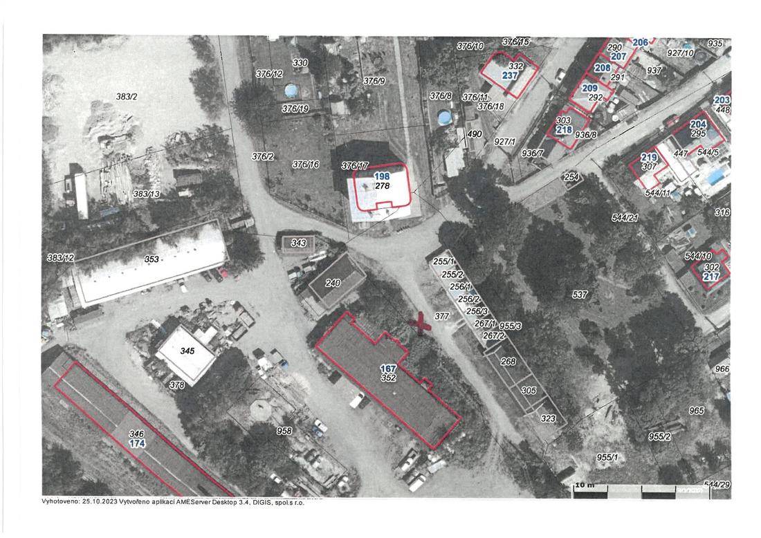 Vážení spoluobčané,
 
vím, že finišuje zazimování zahrad a proto jak jsem již psal 20. září 2023 od 1. října 2023 do 30. listopadu 2023 bude před sběrným místem (dvorem u ,,drobných provozoven“) umístěn kontejner na BIOODPAD. Tento bude pod dohledem kamer a lze do něj umísťovat pouze BIOODPAD rostlinného původu (trávu, slupky ze zeleniny, ovoce, zbytky rostlin, drobné větvičky apod.), v žádném případě odpad živočišného původu, či zbytky jídel apod.
 
Větve z ořezu stromků, či celé stromky pak lze odkládat na prostor vedle místní komunikace u domu čp. 198 v obci Horní Město (hladomorna), které je na mapce níže označeno červeným křížkem.
 
Sběrné místo (recyklační dvůr ,,drobných provozoven“) bude otevřen i v měsíci listopadu s tím, že od listopadu bude ve středu zkrácena provozní doba do 17:00 hodin. V listopadu tedy ve středu od 15:00 do 17:00 hodin a v neděli od 14:00 do 17:00 hodin.
 
Přeji nám všem ještě dlouho teplý podzim a krásně uklizené zahrady.
 
Bc. Kamil Mach
starosta
