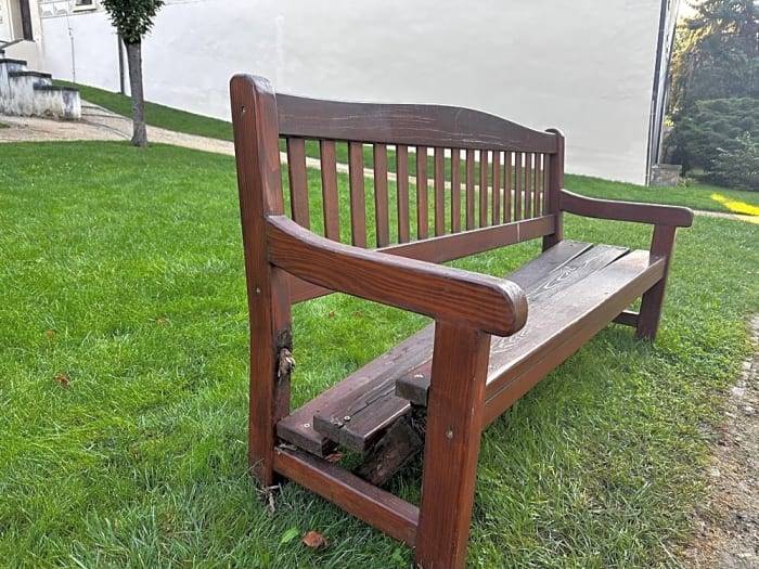 Dobrý den, děkujeme za nahlášení. Lavičku opravíme. Pěkný den Šilhavá