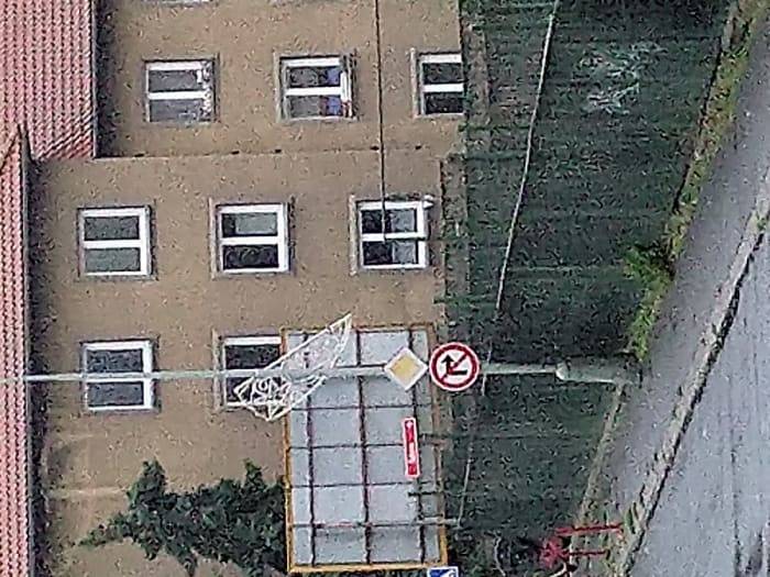 Dobrý den pane Korba,
Vánoční osvětlení bylo nově připevněno.
Děkujeme za podnět. S pozdravem Marešová