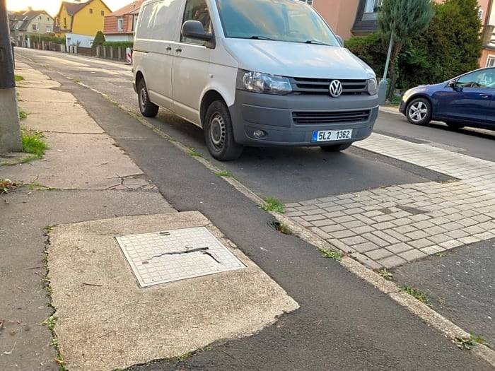 Dobrý den pane Churáček,
Všechny poškozené poklopy byly vyměněny. Děkujeme za podnět. S pozdravem Marešová