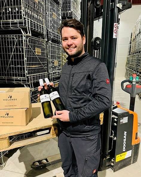 Vinařství Holánek bude prodávat vína 29. 2. 2024. Tento týden přiveze polosladký Tramín červený za 150 Kč (běžně 200 Kč) a suchou mladou Mülllerku jen za 90 Kč (běžně 120 Kč). Vinotéka bude stát od 15:30 - 15:50 na náměstí.