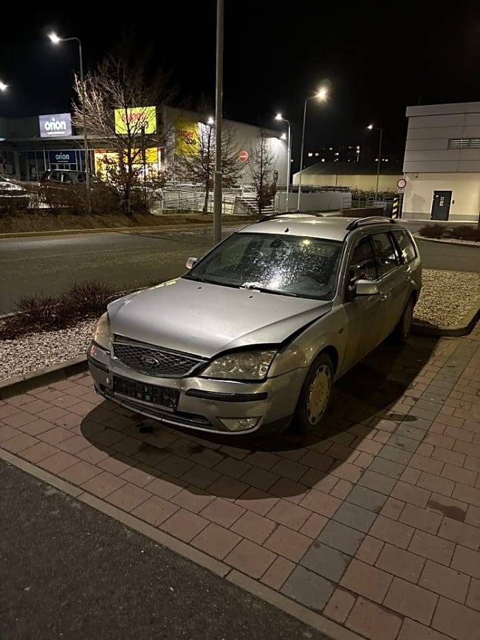 Vozidlo je odstaveno na soukromém pozemku. Jeho odstranění je proto záležitostí vlastníka parkoviště.