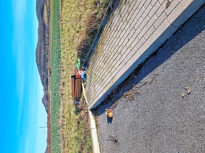 Děkujeme za podnět, k opravám městského mobiliáře dochází postupně.