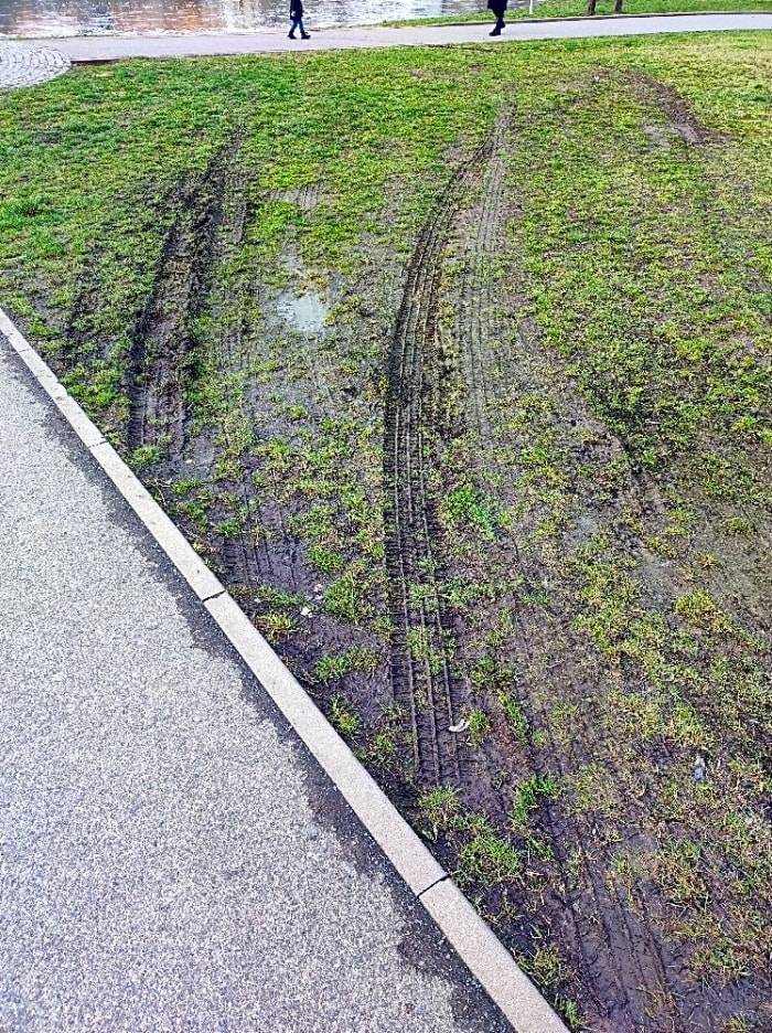 Děkujeme za podnět, taková závada se vyřeší v rámci jarních prací AVE.