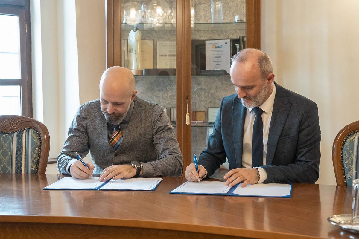 V utorok 12. marca 2024 sa na pôde trnavskej radnice stretli predstavitelia mesta a Medzinárodnej organizácie pre migráciu (IOM), aby podpísali Memorandum o porozumení medzi Mestom Trnava a Medzinárodnou organizáciou pre migráciu (IOM).

IOM je popredná medzivládna organizácia, ktorá pôsobí v oblasti migrácie a poskytuje služby, poradenstvo a pomoc vládam aj migrantom. Bola založená v roku 1951, aby pomáhala presídleným osobám, utečencom a migrantom v Európe. Medzinárodná organizácia pre migráciu má na Slovensku zastúpenie od roku 1996, keď bola podpísaná dohoda medzi vládou SR a IOM, na základe ktorej vznikol Úrad IOM v Bratislave.

V súčasnosti je vedúcim misie Medzinárodnej organizácie pre migráciu na Slovensku pán Valon Halimi, ktorý ako hlavný predstaviteľ organizácie podpísal spolu s primátorom Trnavy Petrom Bročkom dokument Memoranda o porozumení medzi Mestom Trnava a IOM.

Mesto Trnava a IOM budú úzko spolupracovať a viesť dialóg o všetkých záležitostiach spoločného záujmu. Aktivity súvisiace s migráciou a integráciou migrantov v rámci územia mesta budú obe strany koordinovať tak, aby dosiahli maximálnu spoluprácu. 

Viac o Memorande a vzájomnej spolupráci mesta a IOM sa dočítate v článku na webstránke mesta.