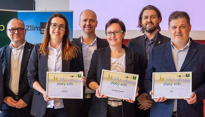Zlín – Webové stránky statutárního města Zlína jsou ve Zlínském kraji znovu nejlepší. Výsledky krajského kola soutěže Zlatý erb oznámili v sídle krajského úřadu hejtman Radim Holiš a krajský radní pro digitalizaci a zastupitel Zlína Jiří Jaroš. Na druhém místě se umístilo Uherské Hradiště a na třetím Holešov. Vítěz postupuje do celostátního kola, které se uskuteční 13. a 14. května v Hradci Králové.