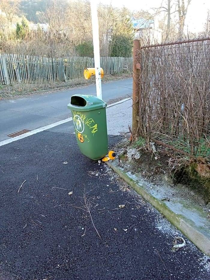 Dobrý den, doplňování sáčků se provádí dle schváleného harmonogramu. Demontované zásobníky neustále montujeme zpět, popř. doplňujeme dle našich možností. O změně systému distribuce sáčků neuvažujeme. Děkujeme za podnět.