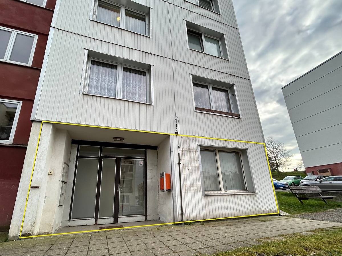 Město Tachov nabízí k pronájmu nebytový prostor bývalé pošty na adrese Jana Ziky 1739. Prostor o výměře 79,9 m2 si je možné pronajmout k účelu kancelářské činnosti, drobné obchodní činnosti nebo poskytování služeb s denním provozem. Minimální nájemné je stanoveno ve výši 4.000 Kč/ měsíc bez DPH + platby energií.
Více informací a možnost prohlídky po domluvě na telefonním čísle 374 774 181, Bc. Michaela Vlasáková