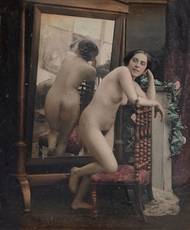 Félix Jacques Moulin: Akt stojící zády k zrcadlu (ručně kolorovaná daguerrotypie, 1851–1853). Ze sbírek Muzea J. Paula Gettyho v Los Angeles.